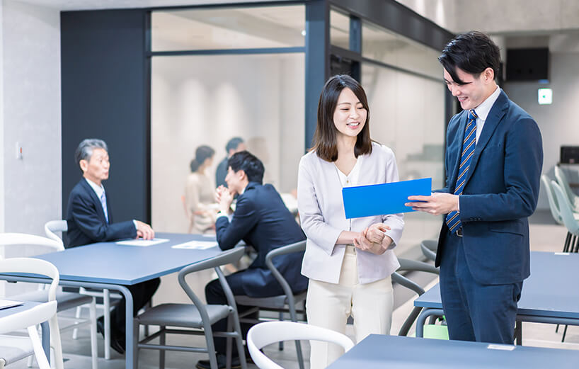 女性社員の写真